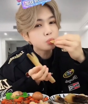  从模仿偶像到带货风波；凌达乐的网红之路，如何卷入牛肚卫生争议？ 娱乐新闻