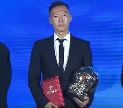  老将吴曦的绿茵感悟：不断前插助攻铸就独特风格；盼年轻球员二十岁爆发，助力中国足球腾飞。 体育新闻