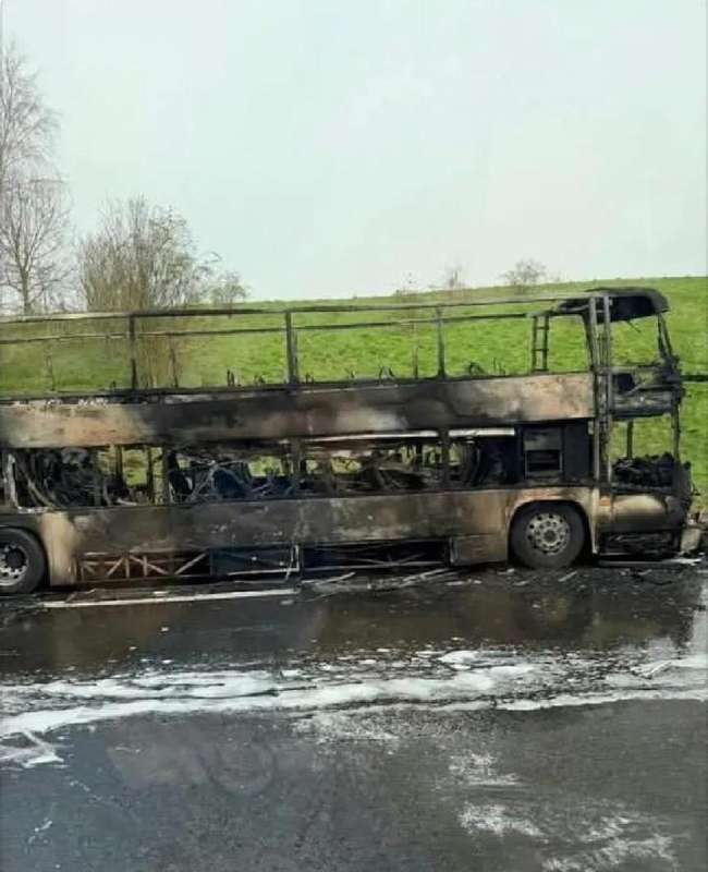  英联杯决赛前夕，曼城球迷遭遇大巴起火事件：安全疏散成焦点，交通恢复有序 体育新闻