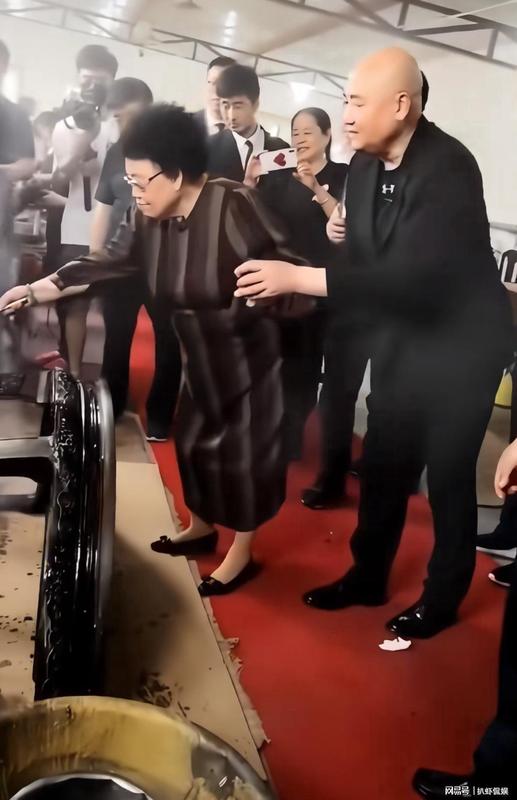  长情守护指南：一段跨越世俗偏见的爱情叙事录 情感心理