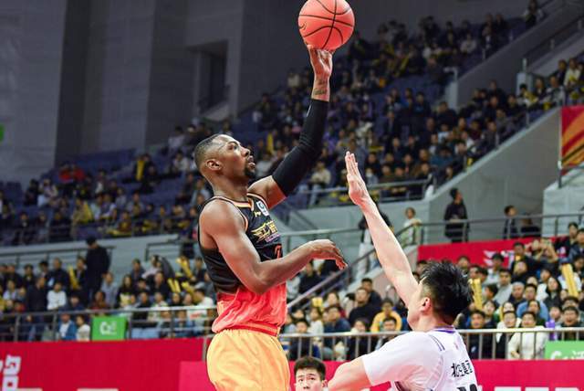  【技术解码】贾尔斯CBA重生启示录：被弃球员如何用数据重构交易价值 体育新闻