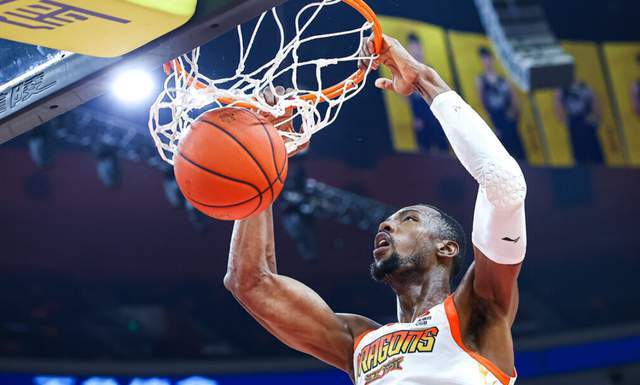  【技术解码】贾尔斯CBA重生启示录：被弃球员如何用数据重构交易价值 体育新闻