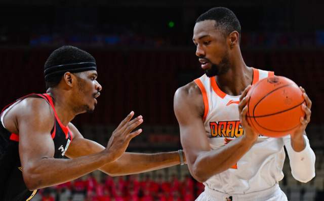  【技术解码】贾尔斯CBA重生启示录：被弃球员如何用数据重构交易价值 体育新闻