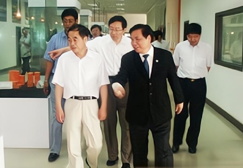  从艺术青年到资本宠儿：钟馨稼的技术迷局与商业悖论 企业服务