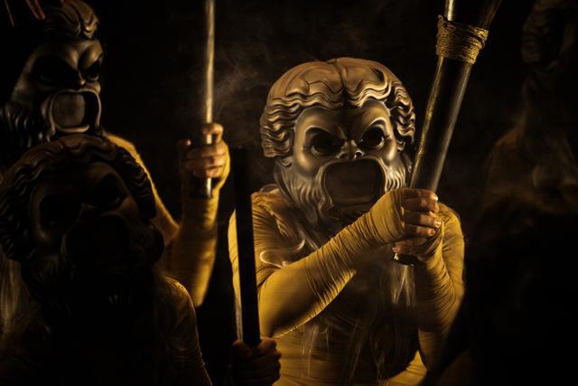  2400年前的喜剧如何刺穿当代战争迷思：阿里斯托芬的上海舞台实验 影视小说