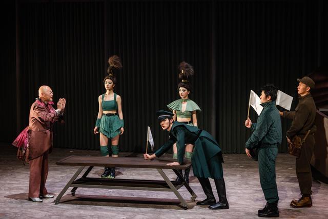  2400年前的喜剧如何刺穿当代战争迷思：阿里斯托芬的上海舞台实验 影视小说