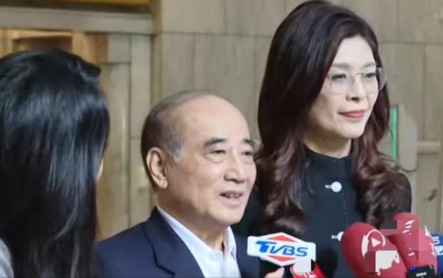  两岸破冰：郑丽文访陆背后的政治博弈与国民党路线分歧 新闻 两岸破冰：郑丽文访陆背后的政治博弈与国民党路线分歧 新闻